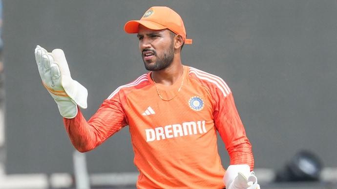 IND vs ENG: Dhruv Jurel receives his Test cap from Dinesh Karthik, replaces KS Bharat for 3rd Test in Rajkot - India Today